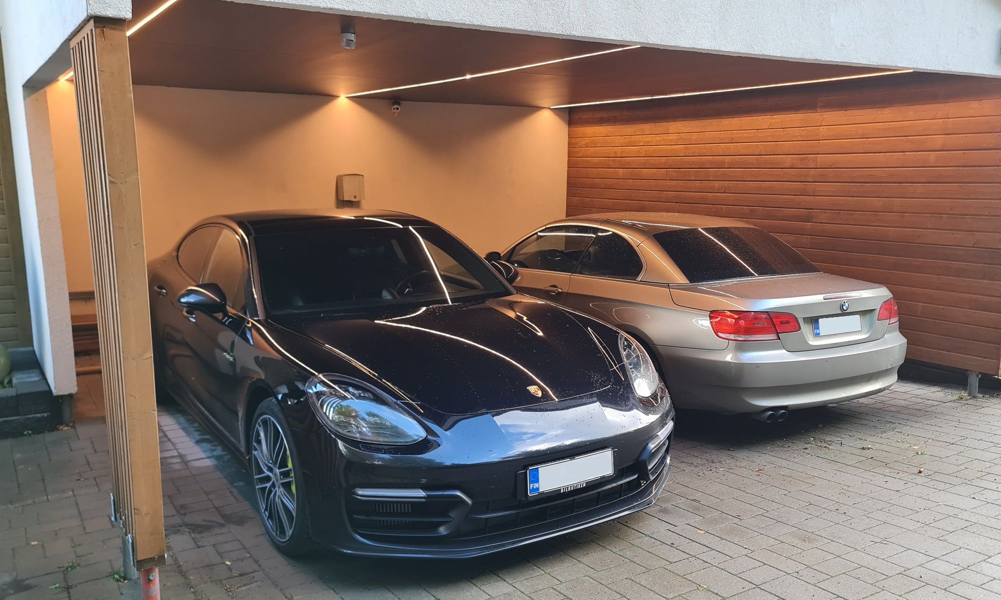 Strisce led sul tetto della pensilina con illuminazione intelligente per accendere le luci